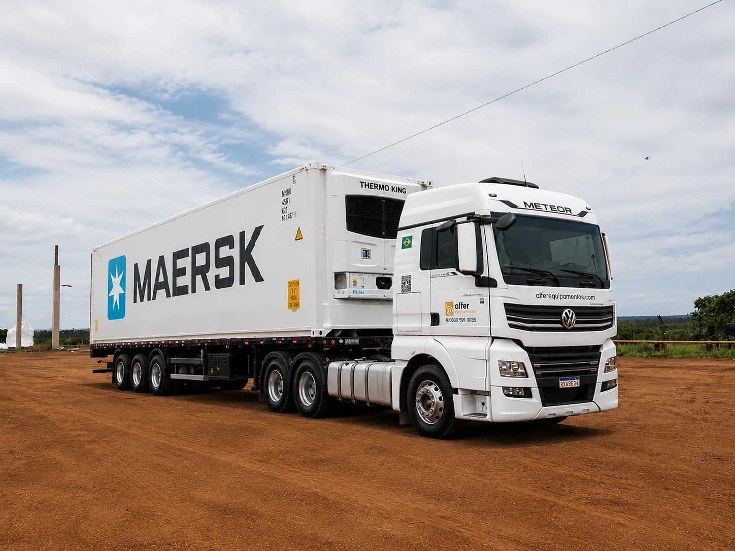 Camión de Alfer con un contenedor refrigerado Maersk Thermo King